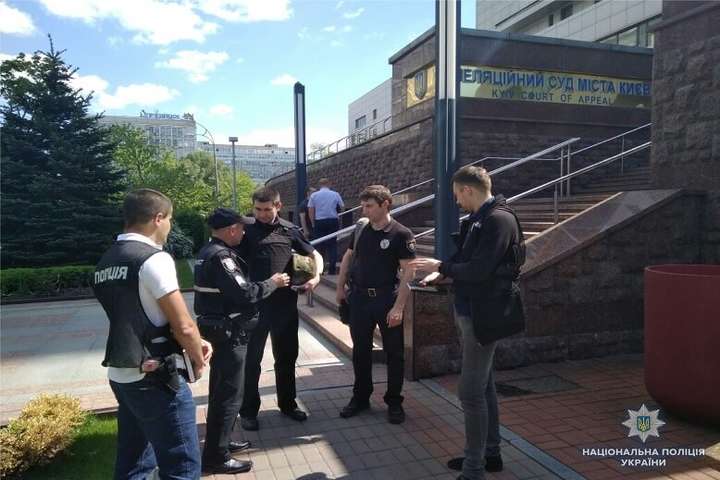 В Апеляційному суді Києва шукають бомбу