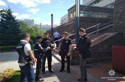 Будівлю Апеляційного суду Києва та територію навколо нього оглядають  правоохоронці та фахівці профільних служб 