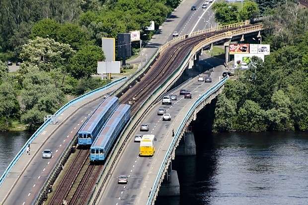 У п’ятницю буде обмежено рух транспорту на мосту Метро