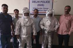 В Индии отец и сын в скафандрах из фольги обманывали бизнесменов, предлагая вложиться в устройства для продажи NASA