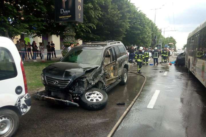У Запоріжжі зіштовхнулися вісім автомобілів, є постраждалі (фото)