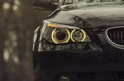 У дворі будинку в Києві згорів BMW