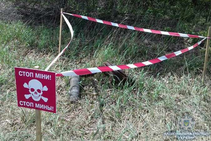 На Донеччині між прифронтовими селами знайдено арсенал боєприпасів
