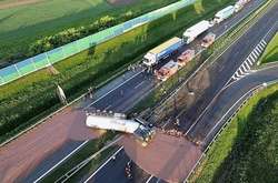 Солодкий асфальт: більше 20 тонн шоколаду вилилося на дорогу в Польщі (відео)