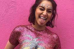 Глиттер вместо одежды: сеть захлестнул провокационный тренд