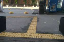 На Печерську облаштовують спеціальні доріжки для незрячих 