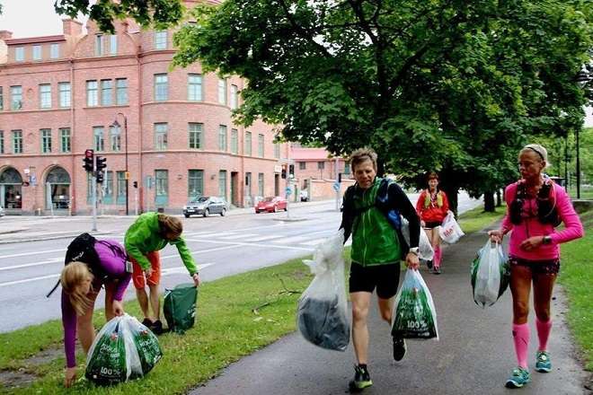Киян закликають побігати парком Нивки і позбирати сміття, яке не здатні прибрати комунальники