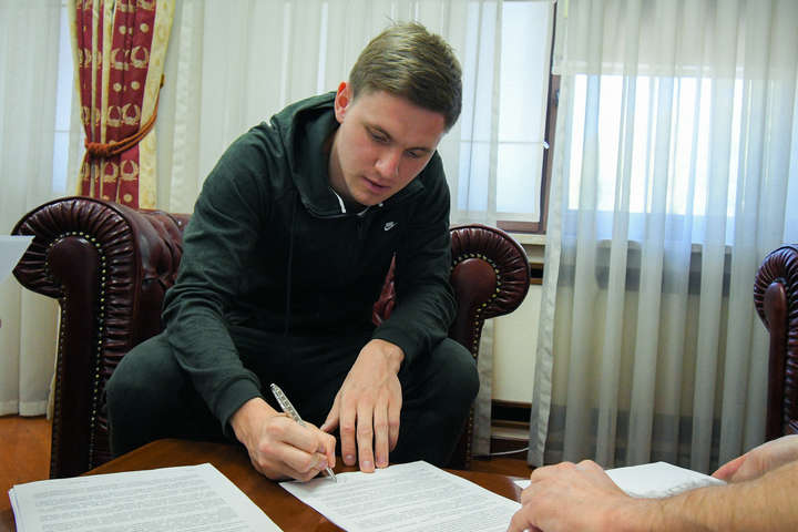 Український півзахисник продовжив контракт з «Динамо»