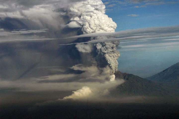 МЗС радить українцям бути обережними в Індонезії через активізацію вулкана