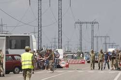 На пункті пропуску «Мар’їнка» затримали авто, у якому приховано перевозили $76,5 тис.