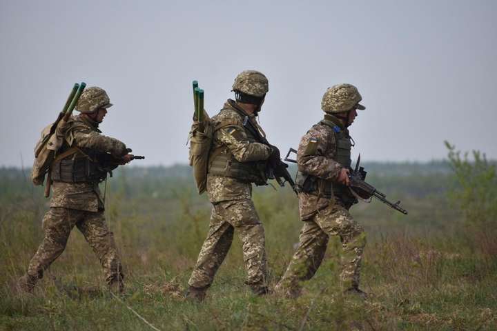 Ситуація на Донбасі залишається напруженою: поранено трьох військових