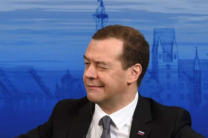 «Денег нет», но есть Медведев