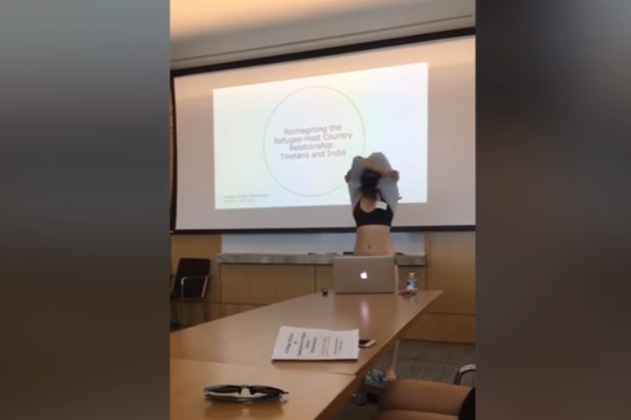 У США студентка роздягнулася після зауваження викладача щодо її одягу (відео)