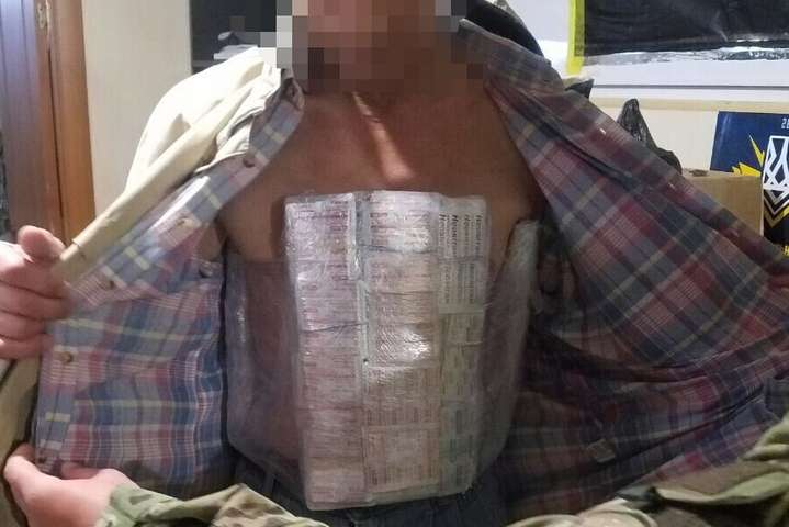 Аби підзаробити, чоловік на власному тілі віз ліки на окупований Донбас