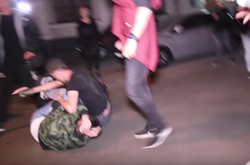 Масова бійка прямо на дорозі у Києві: поліції довелося застосувати кийки