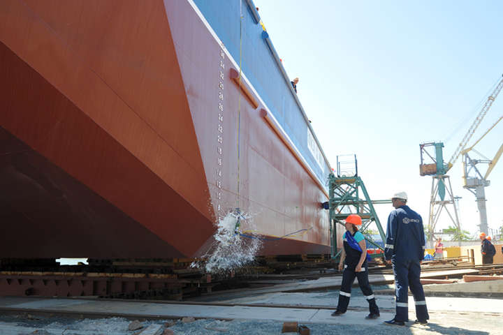 У Миколаєві спустили на воду ще одне судно довжиною 100 метрів: фоторепортаж