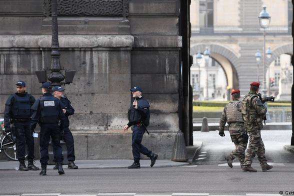 У Парижі чоловік з ножем напав на перехожих: є загиблі