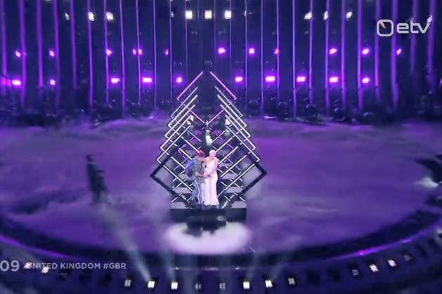 Конфуз на «Євробаченні»: чоловік вибіг на сцену і забрав мікрофон у співачки