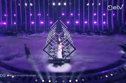 Конфуз на «Євробаченні»: чоловік вибіг на сцену і забрав мікрофон у співачки