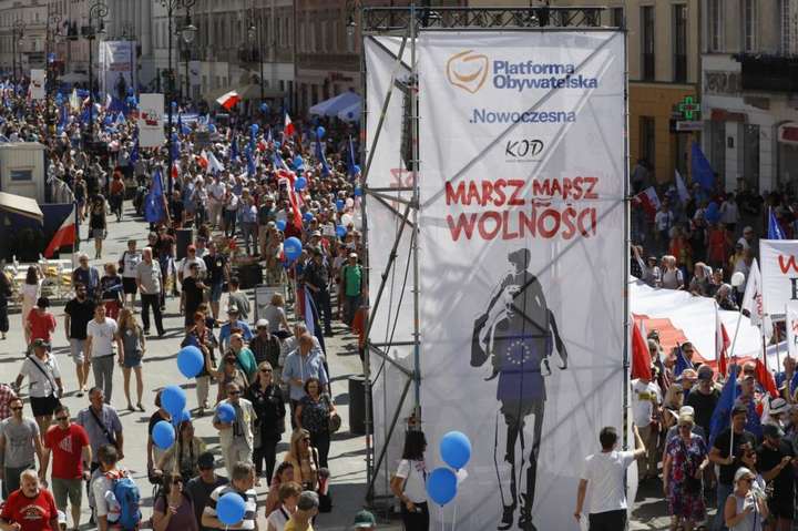 Тисячі поляків у Варшаві протестували проти політики уряду