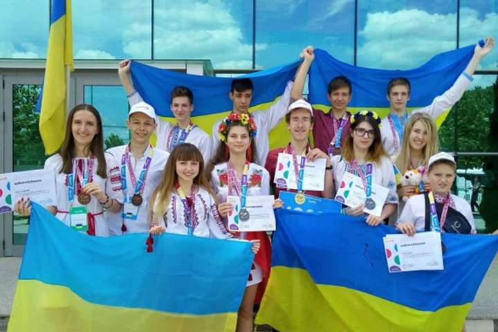 Українські школярі завоювали 10 медалей на престижному конкурсі з IT