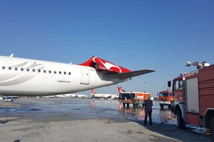 У Стамбулі зіштовхнулись два пасажирські лайнери: відео моменту зіткнення