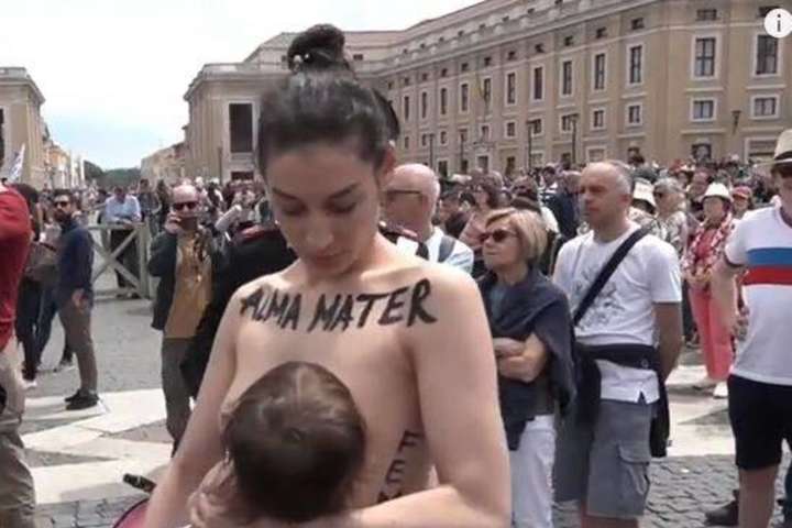 Гола активістка Femen влаштувала акцію у Ватикані