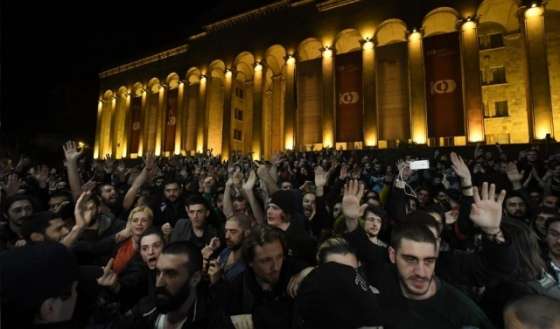 У Тбілісі на протестах під парламентом сталися сутички