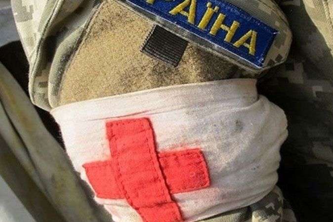 На Донбасі від снаряду загинув український медик
