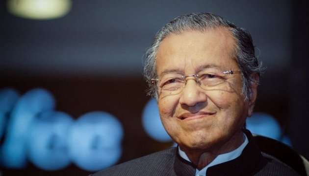Новий прем'єр Малайзії просить людей дарувати уряду квіти і їжу