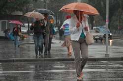 Киян та жителів області попереджають про грози та шквали