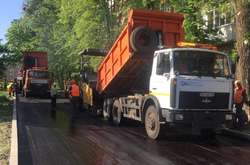 Столичні автодорівці показали, як ремонтували дороги у дощову погоду (фото)