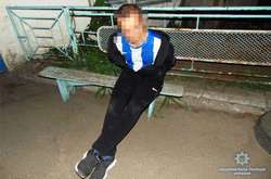 На Березняках молодик зірвав з шиї жінки золотий ланцюжок