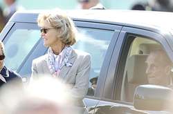 96-летний принц Филипп сел за руль автомобиля после сложной операции на тазобедренном суставе