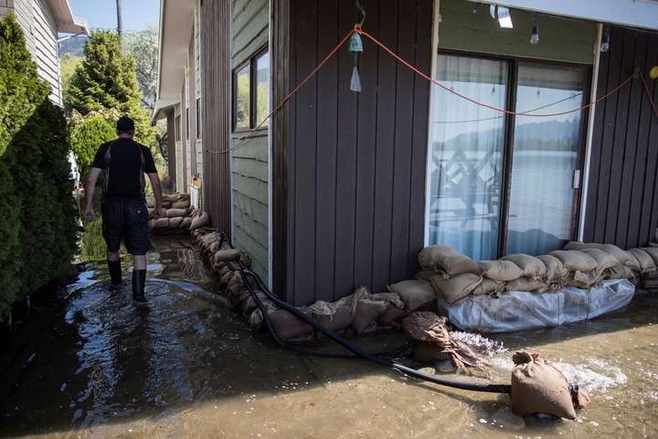Тисячі людей евакуйовані зі своїх будинків в Британській Колумбії через сильну повінь