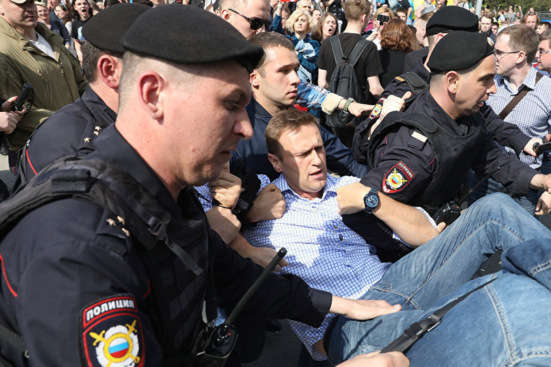 В России арестовали Алексея Навального за акцию «Он нам не царь»
