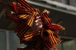 За рік заборони георгіївської стрічки в Україні притягнули до відповідальності двох осіб