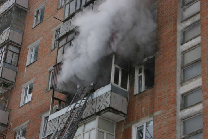 Чверть сотні вогнеборців боролися з пожежею у столичній багатоповерхівці