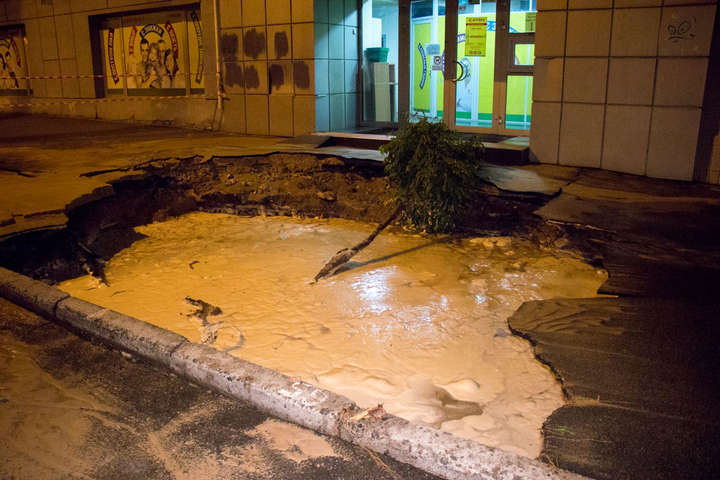 У Києві на КПІ через прорив труби утворилася п’ятиметрова яма