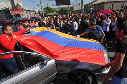 В Ереване демонстранты ворвались в здание мэрии