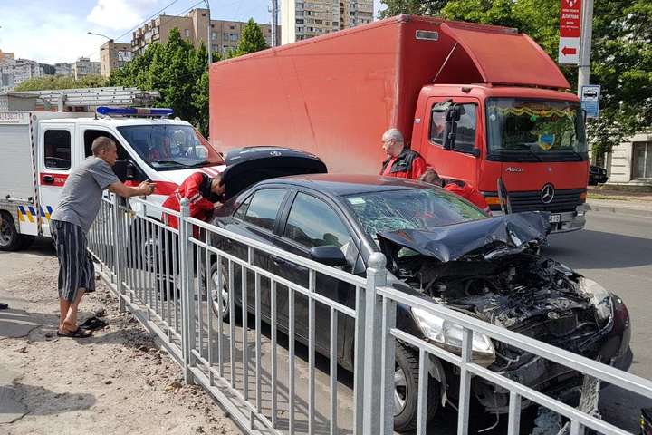 Серйозна ДТП у Києві: зіткнулися чотири автомобілі