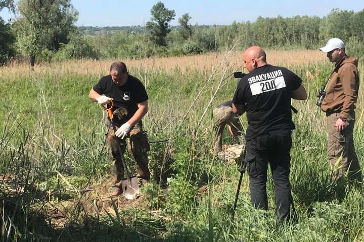 Активісти викопали на Дніпропетровщині 36 мішків з речами загиблих під Іловайськом бійців