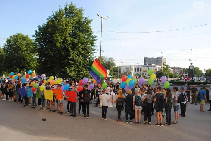 Противник акції ЛГБТ у Запоріжжі кинув петарду у натовп: постраждав поліцейський