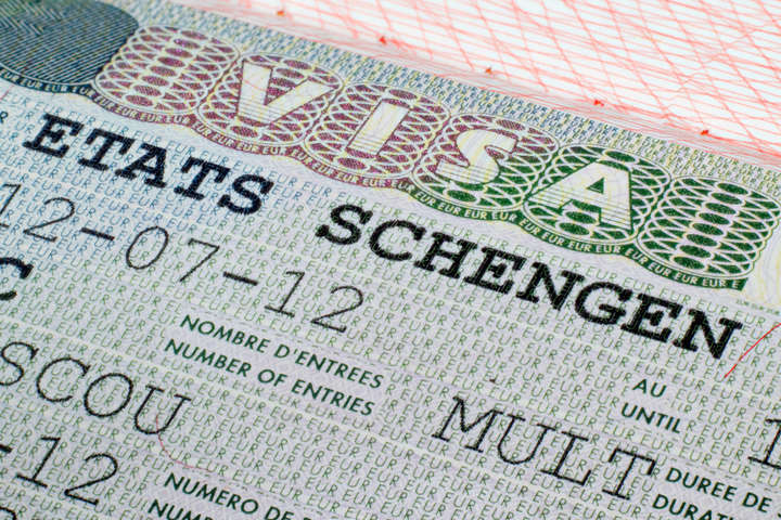 Єврокомісія рекомендує посилити шенгенську візову систему