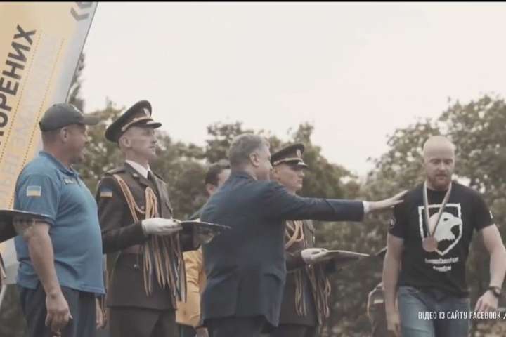 Ветеран «Азову» Толмачов пояснив, чому не потиснув руку Порошенку