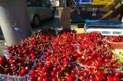 Продаж черешні на вуличних ятках у Києві