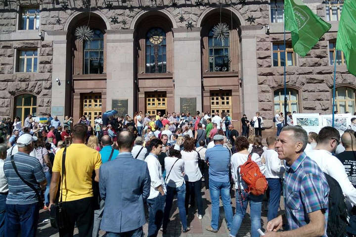 Під київською мерією одразу чотири мітинги (фото)