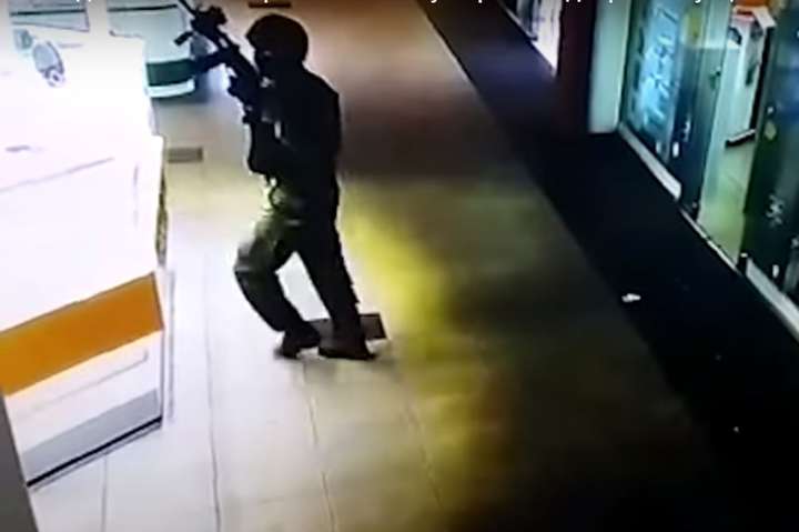 У поліції показали відео зухвалого пограбування ювелірного магазину в Херсоні