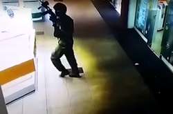 У поліції показали відео зухвалого пограбування ювелірного магазину в Херсоні