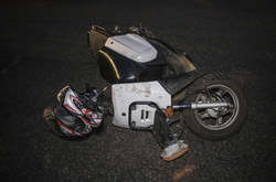 При повороті автомобіля на вулицю Куренівську мопед врізався в правий бік машини